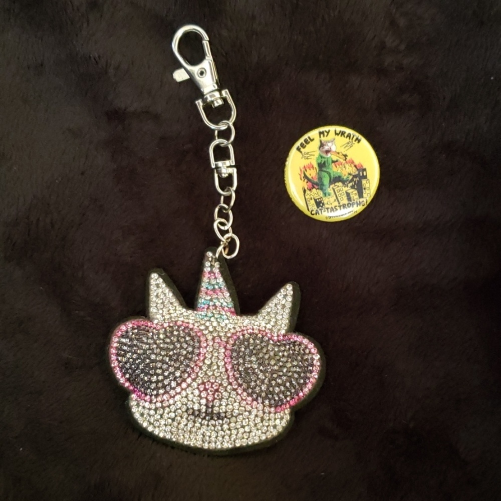 Kitty keychain and pin!! 🐱🐱